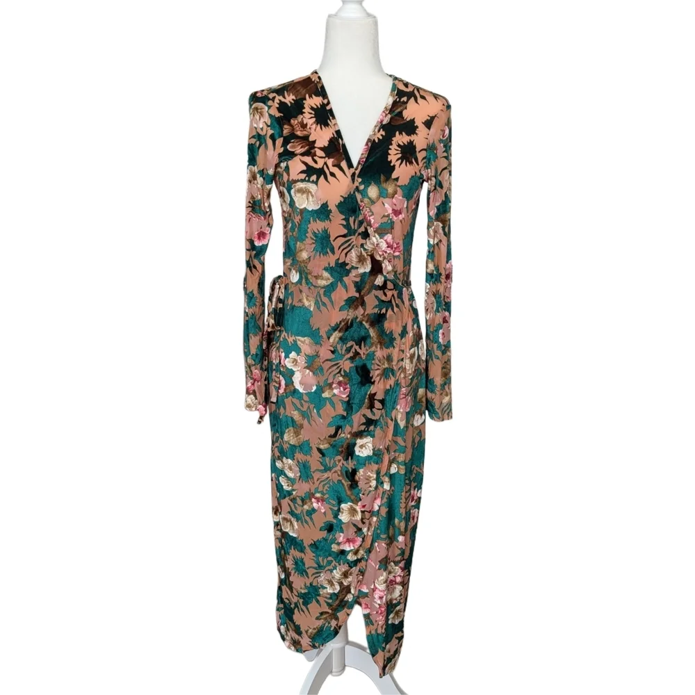 white dress capped sleeves Clydie Floral Cap Sleeve Midi - US 10 Lcae-Up Dress maintaining a sleek and Silk Wrap Mermaid Wedding Primary color:Minimal blue floral